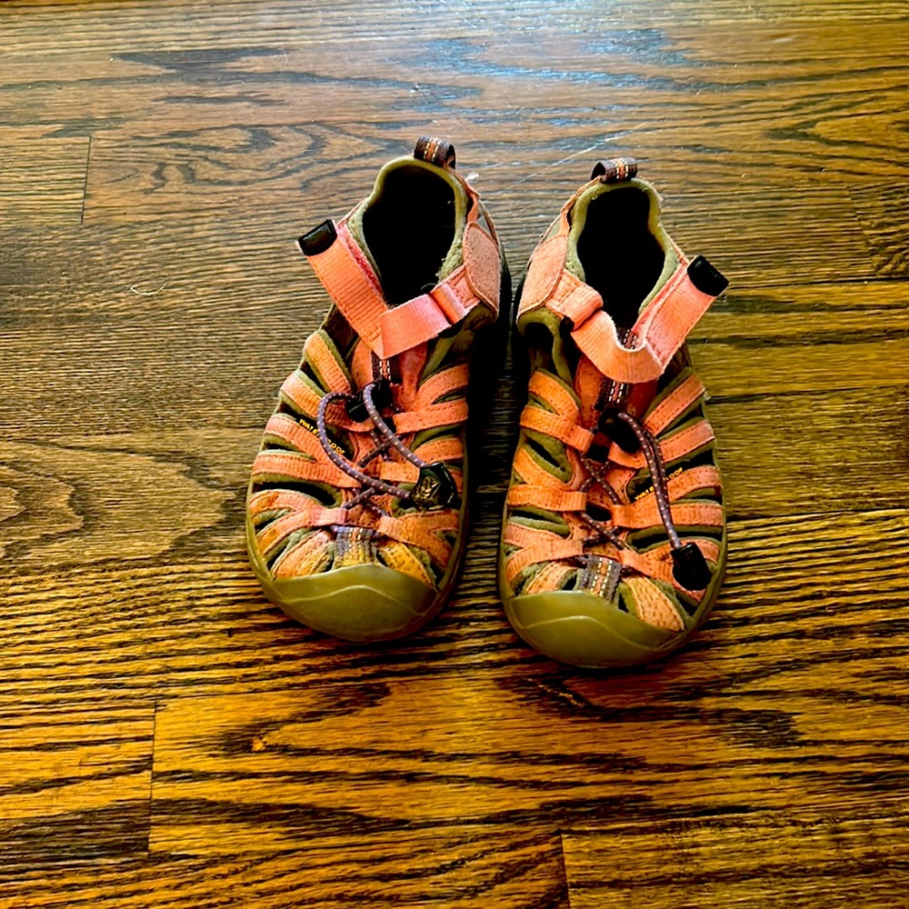 Girls keen sandals